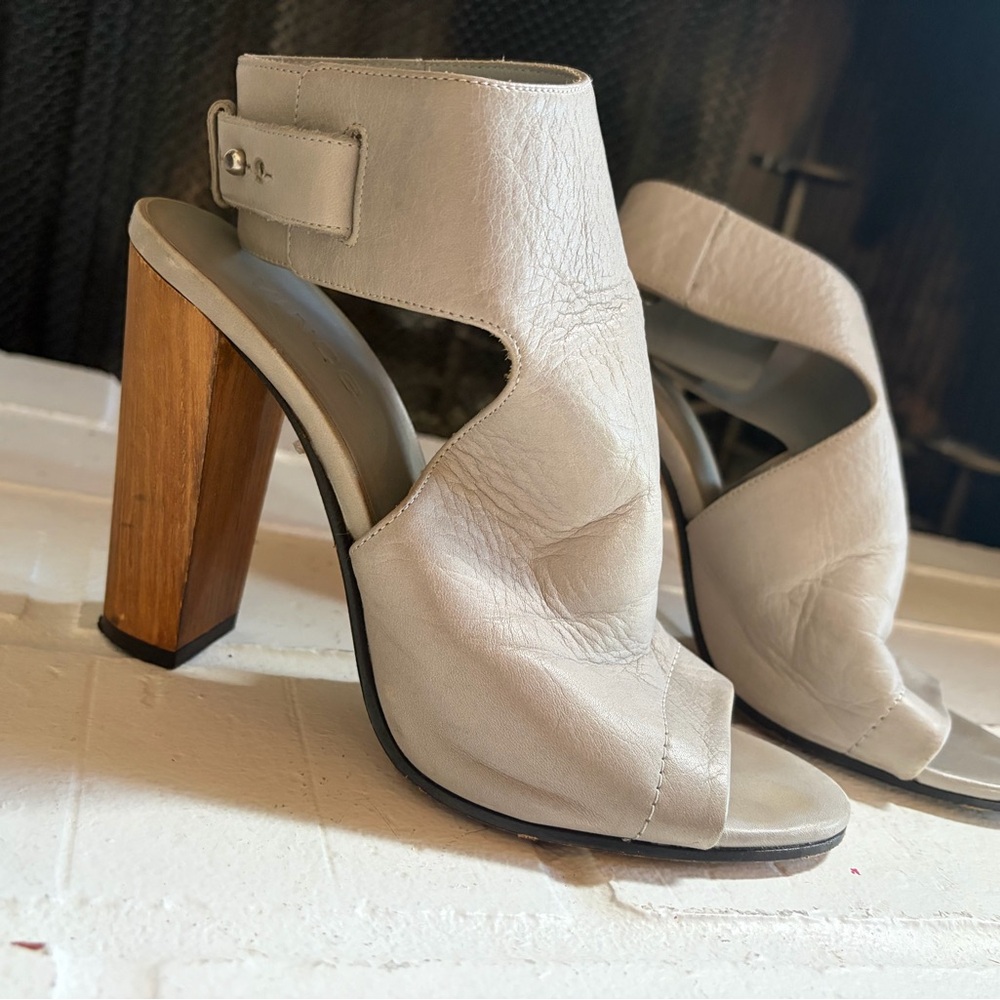 Vince Open-Toe Ankle Cuff Heels in Light Grey 38; 7.5
